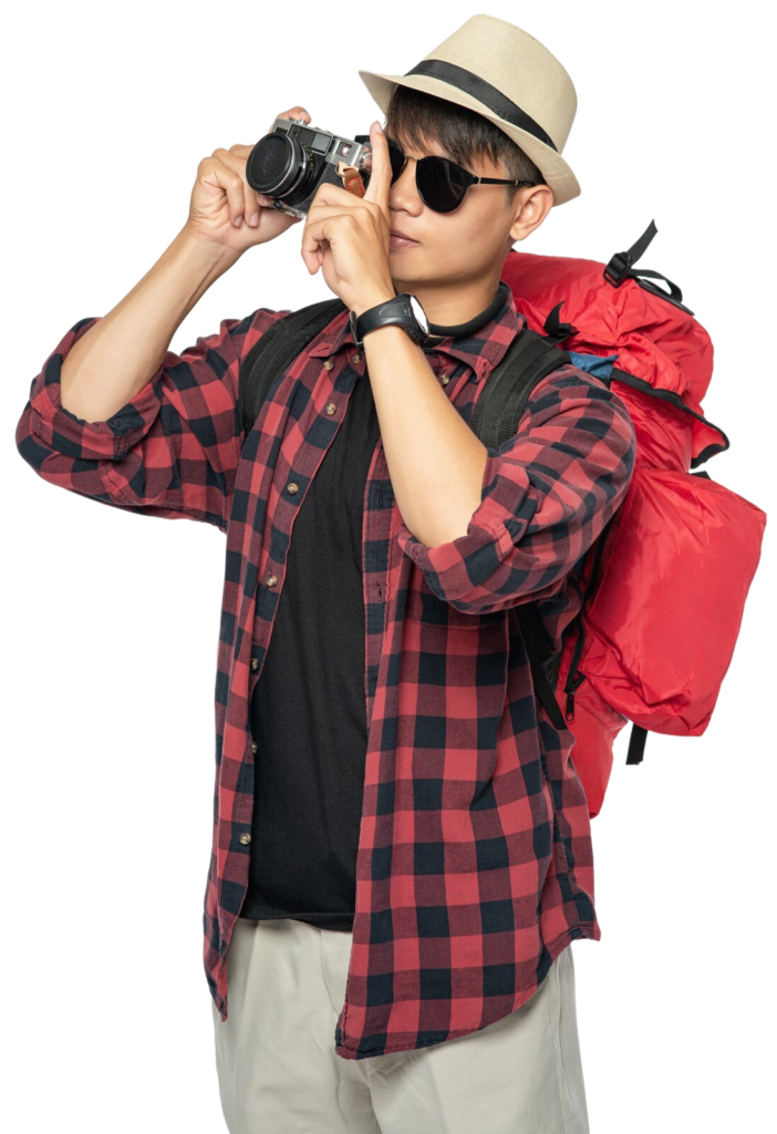 Turista asiático con mochila roja y cámara, preparado para viajar y tomar fotografías.